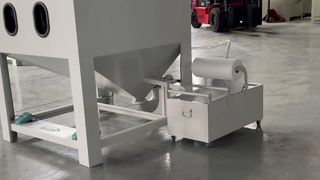 Closed-loop wet sandblasting machine